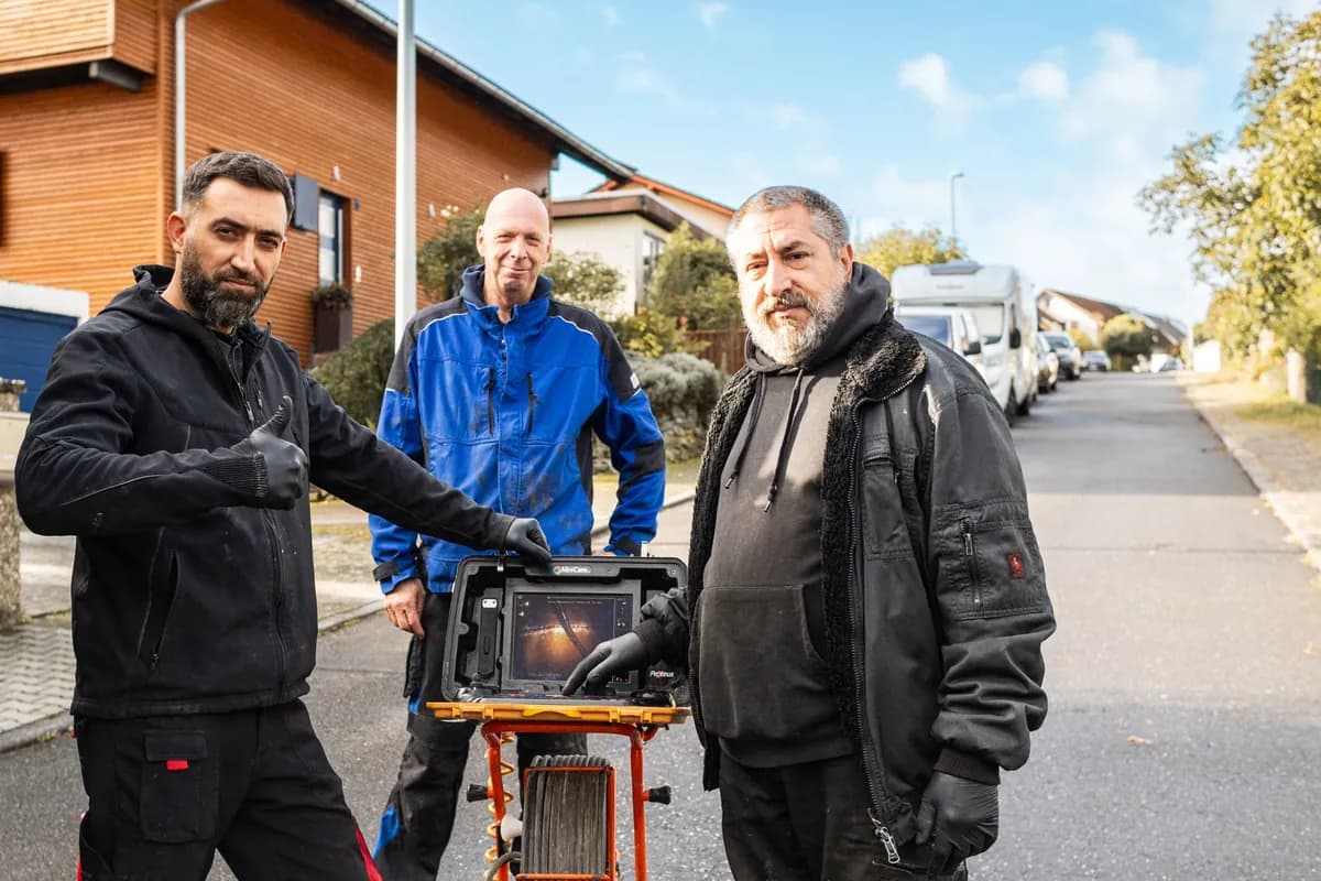 Drei Techniker von Weller Abwassertechnik mit dem Kamerawagen an der Straße