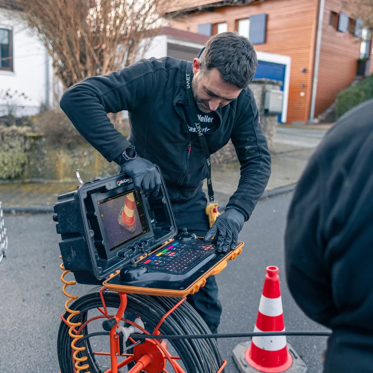 Techniker richtet die Kanalkamera am Kamerawagen ein