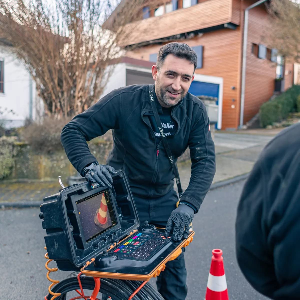 Techniker richtet die Kanalkamera am offenen Einsatzfahrzeug ein