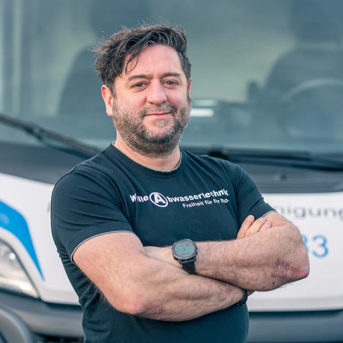 Mitarbeiter von Weller Abwassertechnik vor einem der Einsatzfahrzeuge